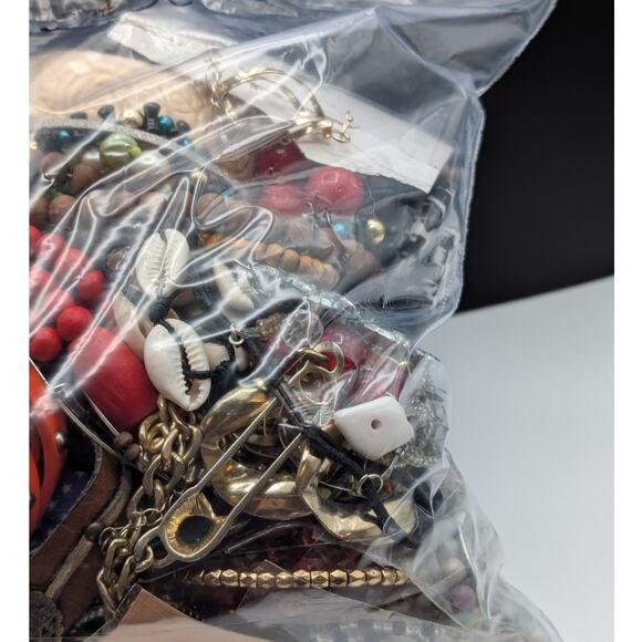 Jewelry Lot Vida Repurpose Bag Over 4 Pounds Beads & Possible Wearable Pieces - Picture 4 of 12